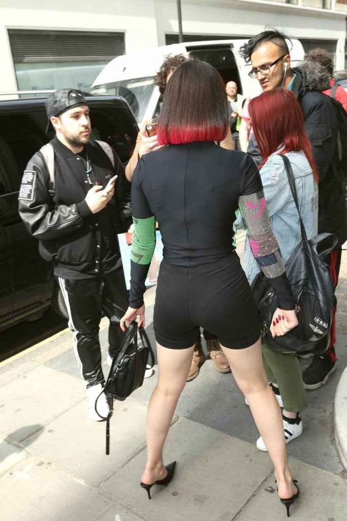 Charli XCX dans un short très moulant à Londres