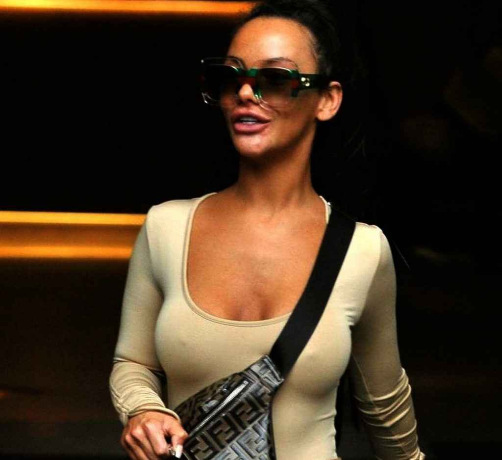 Chelsee Healey a les seins qui pointent à Manchester