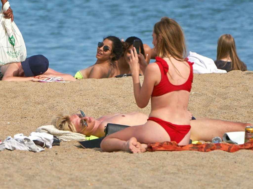 Diana Vickers seins nus en Espagne