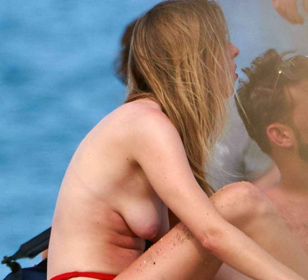 Diana Vickers seins nus en Espagne