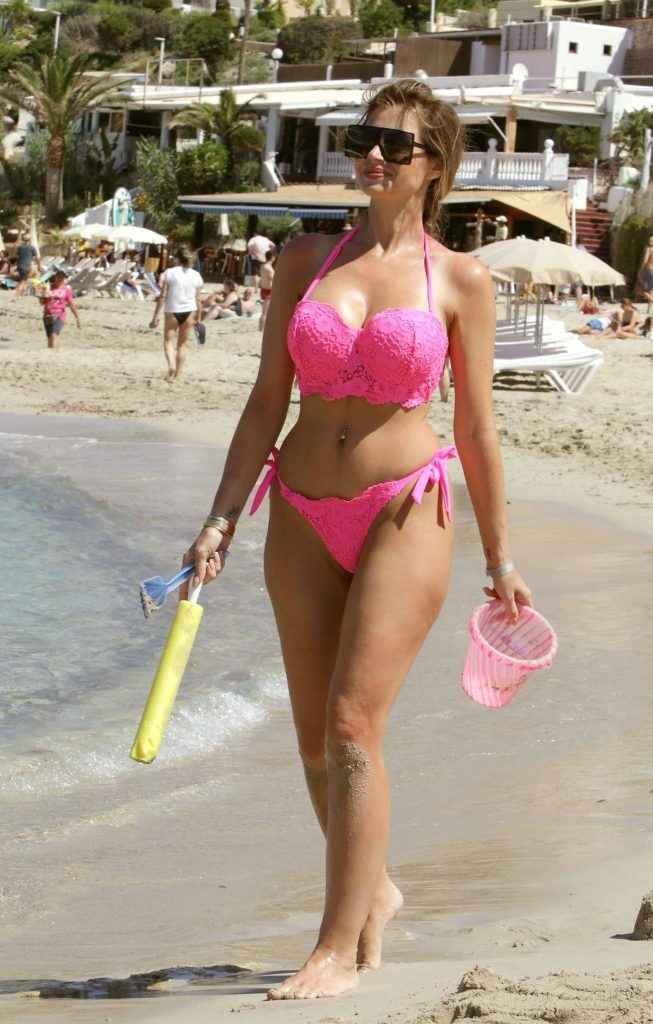 Ester Dee en bikini à ibiza