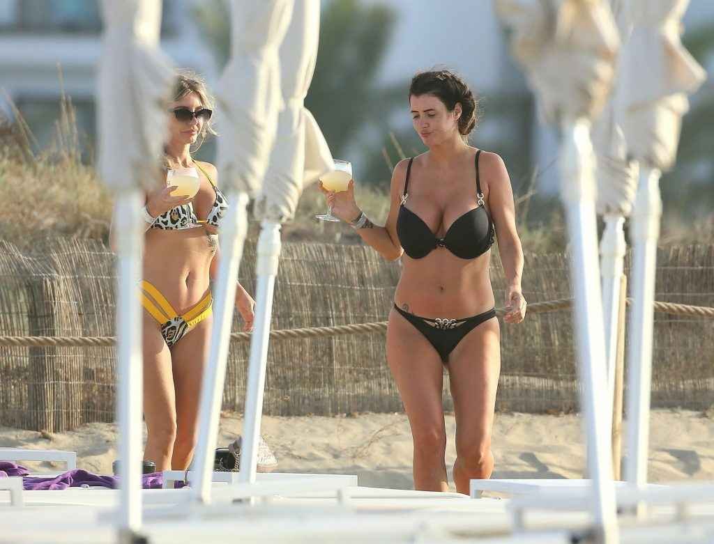 Helen Wood en bikini à Ibiza