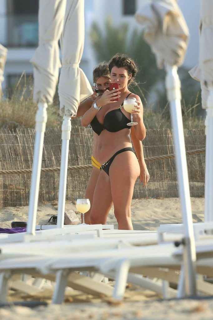 Helen Wood en bikini à Ibiza