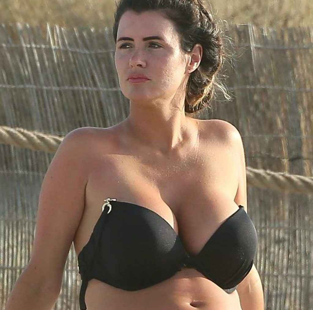 Helen Wood en bikini à Ibiza