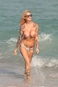 Jemma Lucy seins nus à Miami