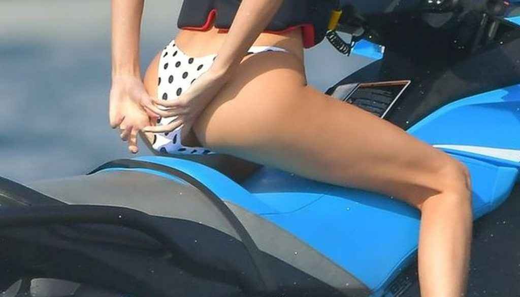 Kendall Jenner en bikini nous montre ses fesses