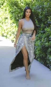 Kim Kardashian se balade sans soutien-gorge à Los Angeles