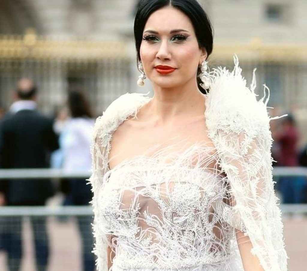 Reine Sabty dans une robe transparente à Londres