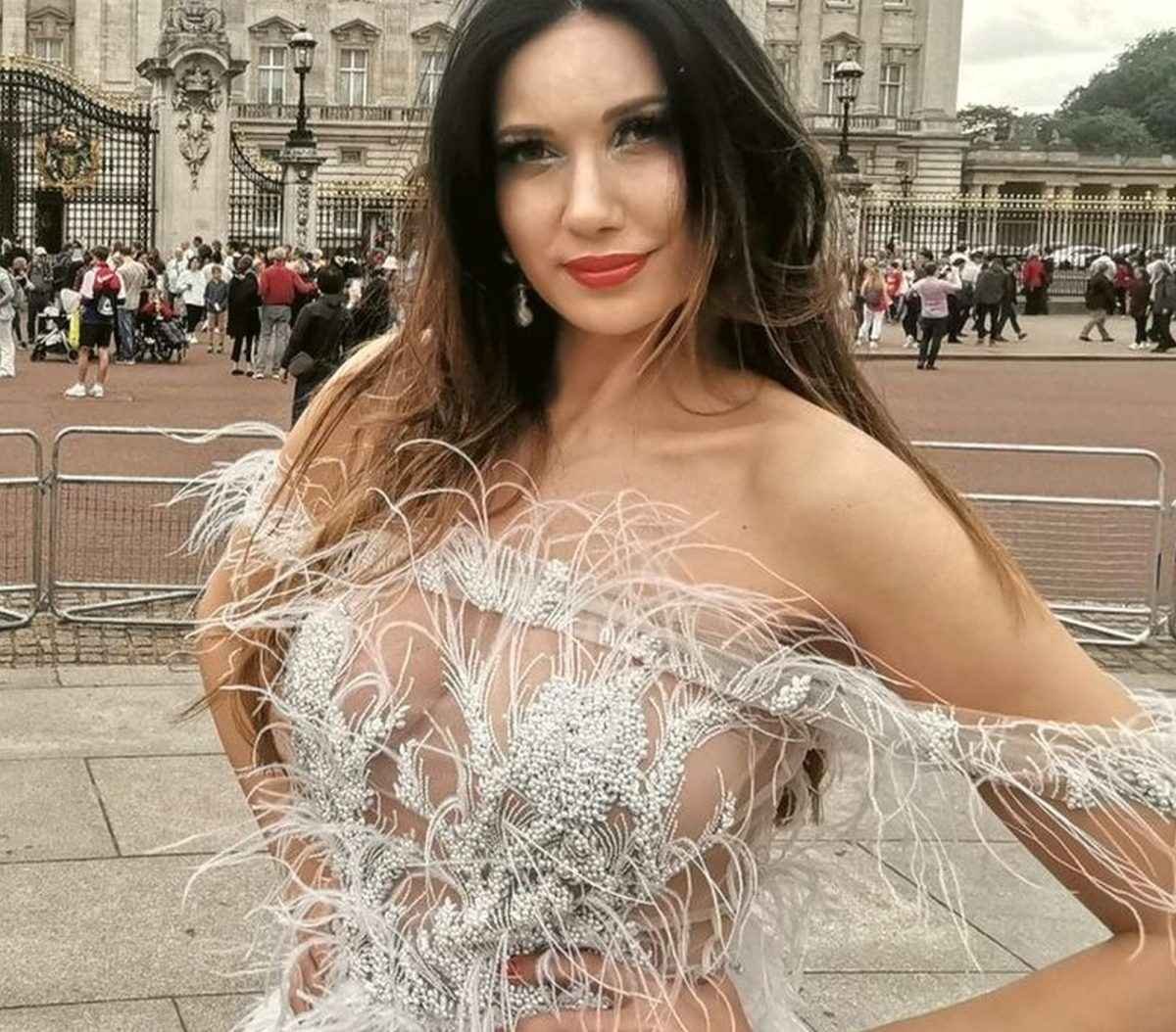 Reine Sabty dans une robe transparente à Londres