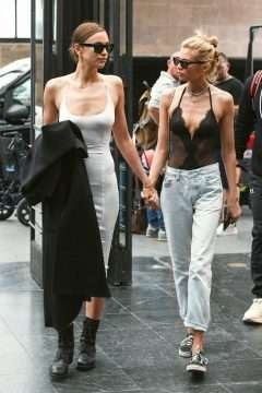 Stella Maxwell et Irina Shayk se balade le décolleté à l'air à Florence