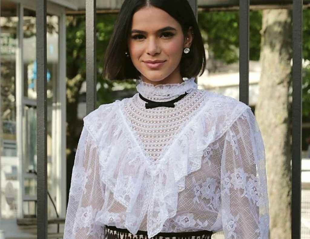 Oups ! On voit le seins de Bruna MArquezine sous son chemisier transparent