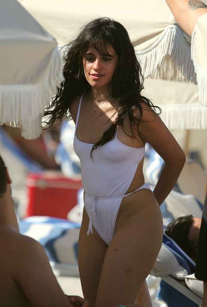 Camila Cabello dans un maillot de bain transparent à Miami