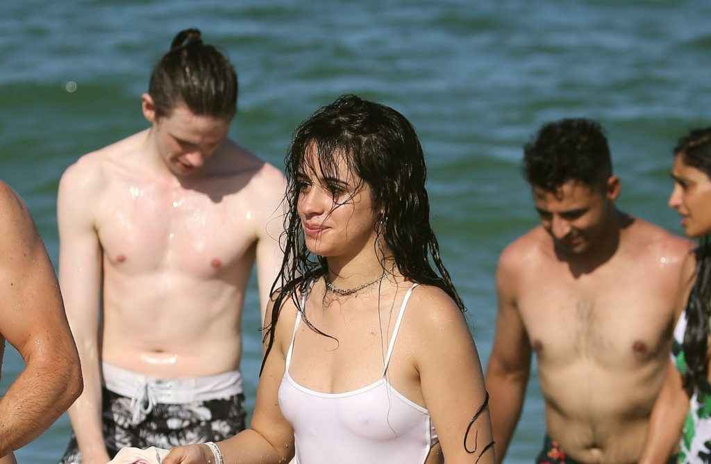 Camila Cabello dans un maillot de bain transparent à Miami