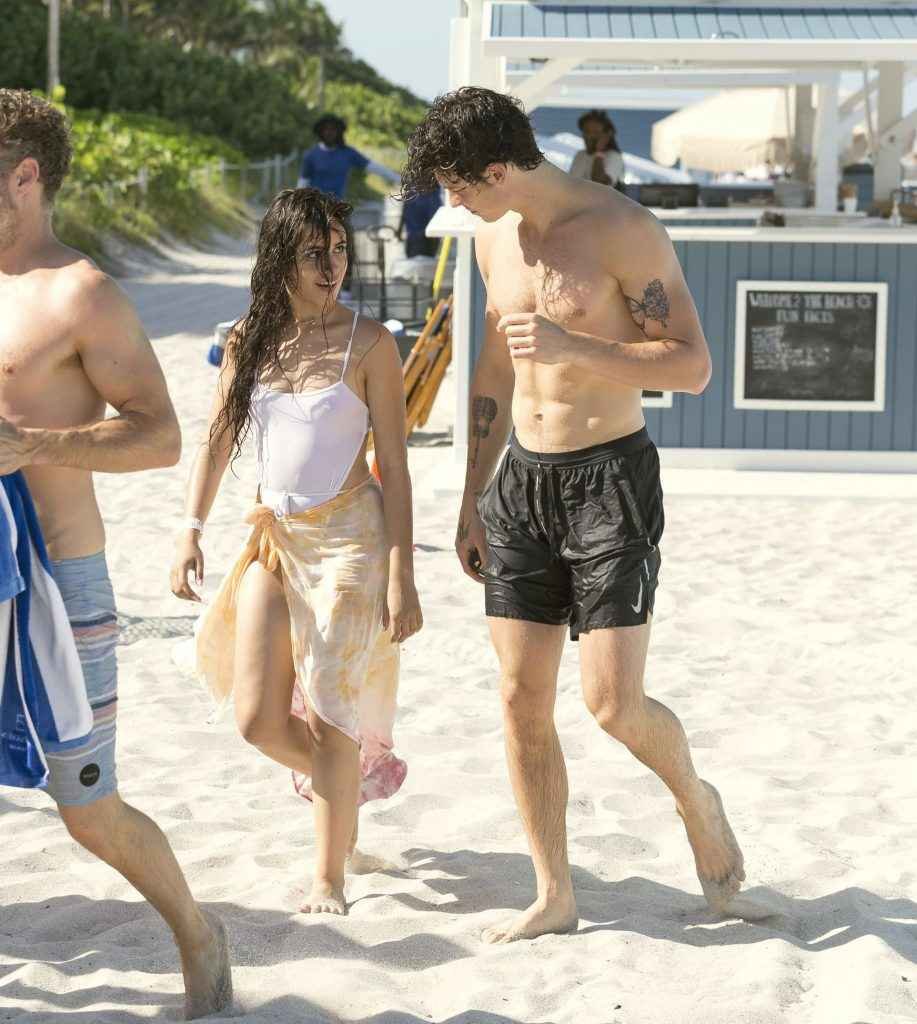 Camila Cabello dans un maillot de bain transparent à Miami