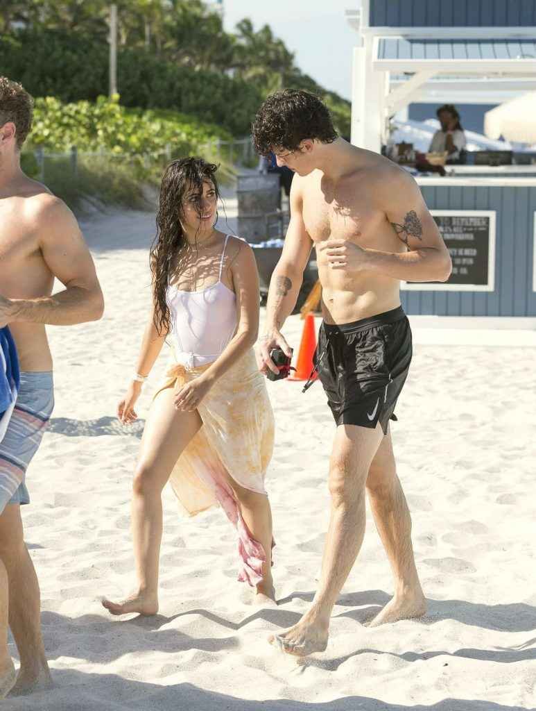 Camila Cabello dans un maillot de bain transparent à Miami