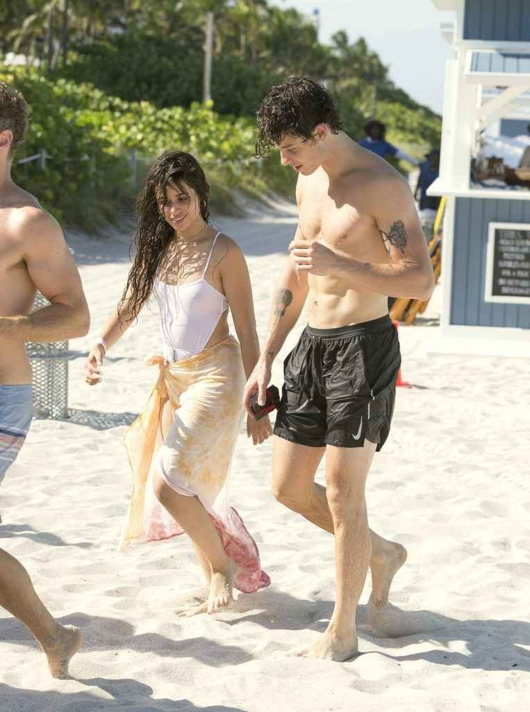 Camila Cabello dans un maillot de bain transparent à Miami