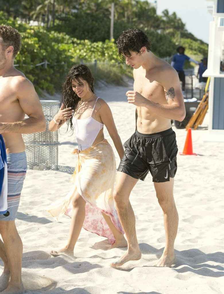 Camila Cabello dans un maillot de bain transparent à Miami