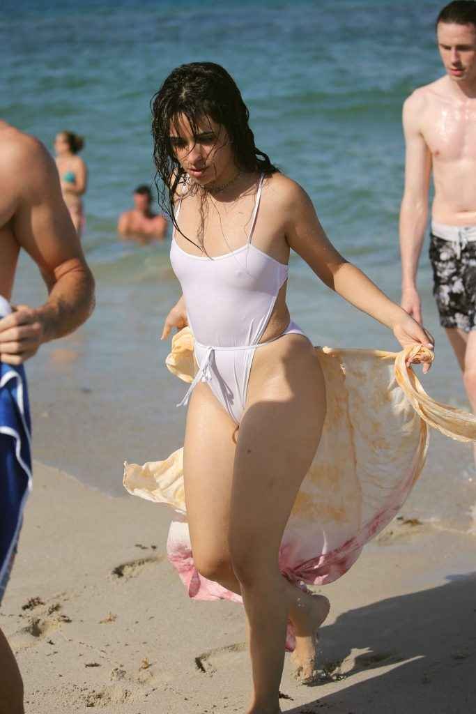 Camila Cabello dans un maillot de bain transparent à Miami