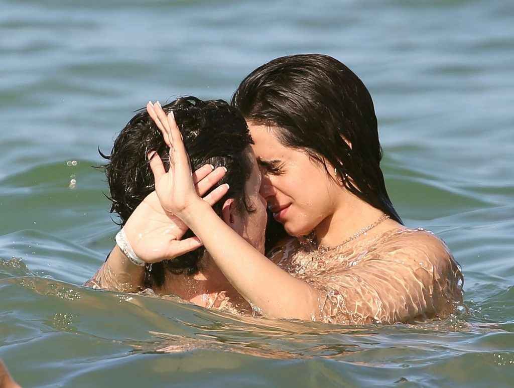 Camila Cabello dans un maillot de bain transparent à Miami