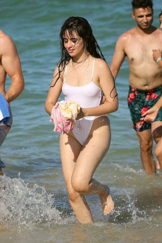 Camila Cabello dans un maillot de bain transparent à Miami