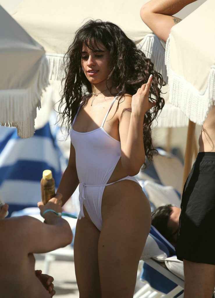 Camila Cabello dans un maillot de bain transparent à Miami