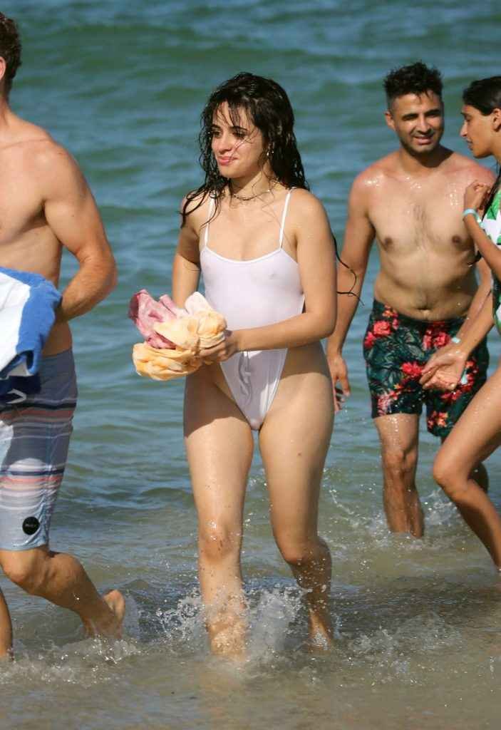 Camila Cabello dans un maillot de bain transparent à Miami