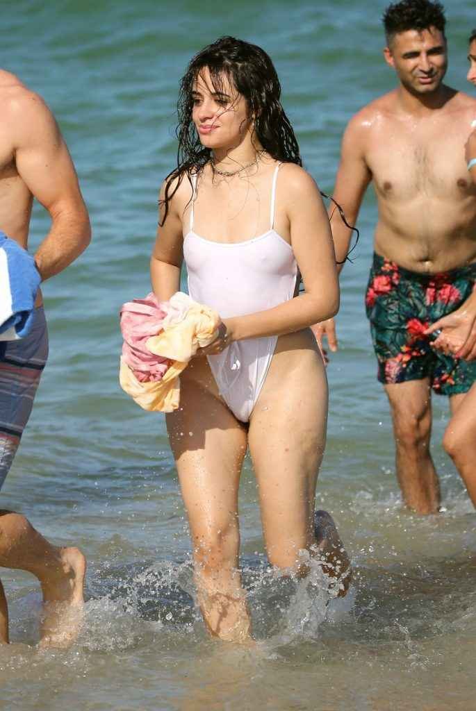 Camila Cabello dans un maillot de bain transparent à Miami