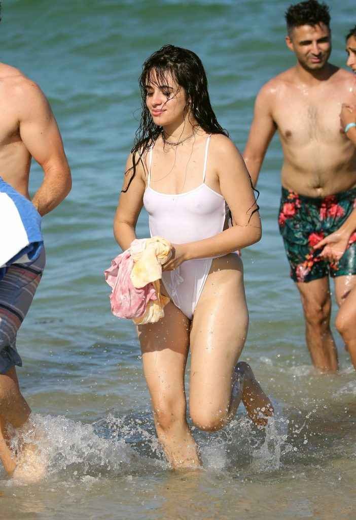 Camila Cabello dans un maillot de bain transparent à Miami