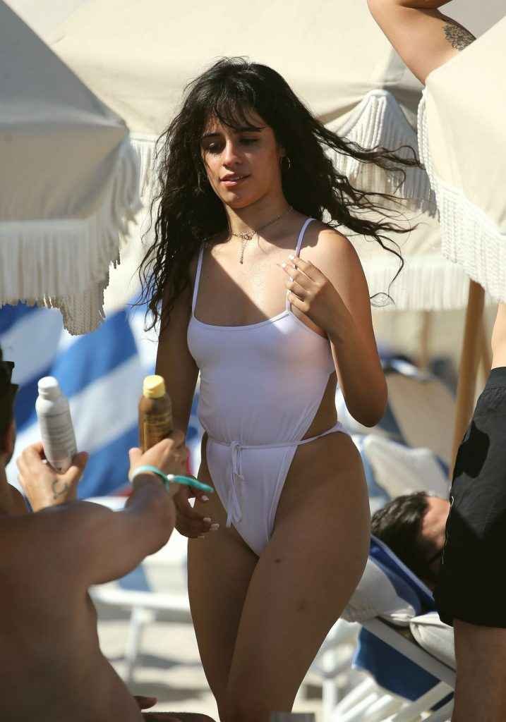 Camila Cabello dans un maillot de bain transparent à Miami