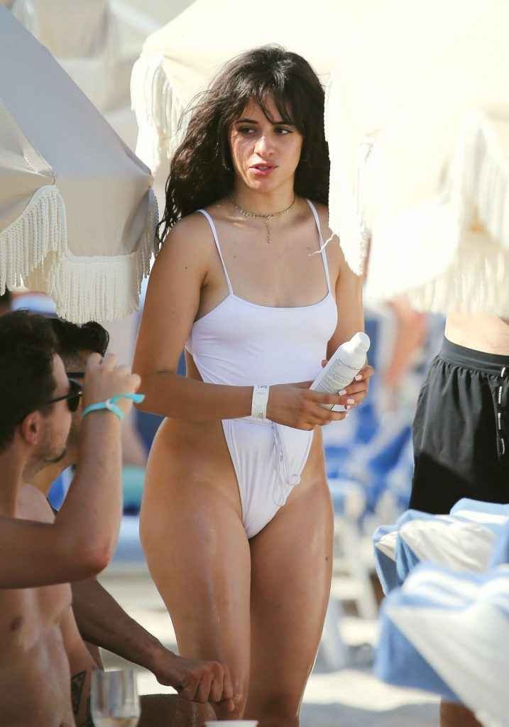 Camila Cabello dans un maillot de bain transparent à Miami