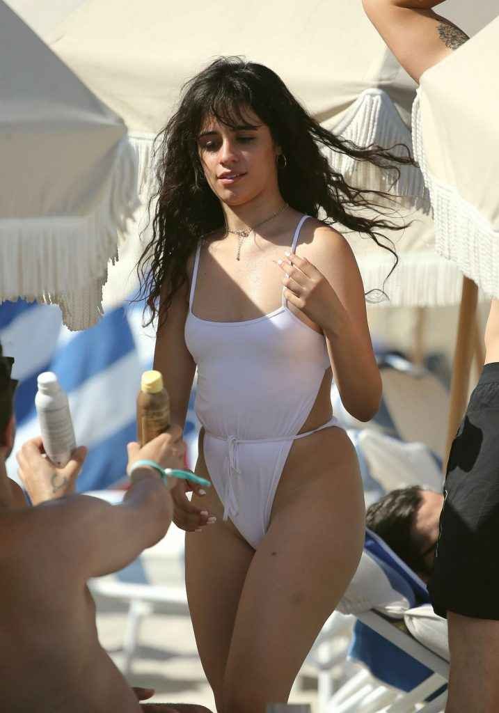 Camila Cabello dans un maillot de bain transparent à Miami