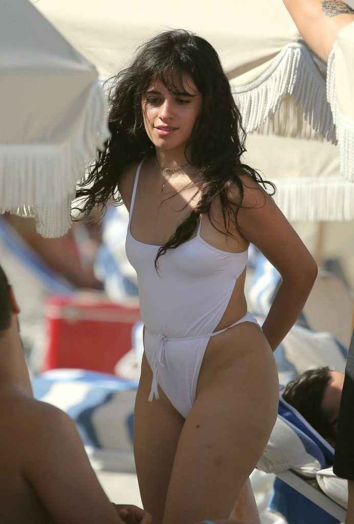 Camila Cabello dans un maillot de bain transparent à Miami