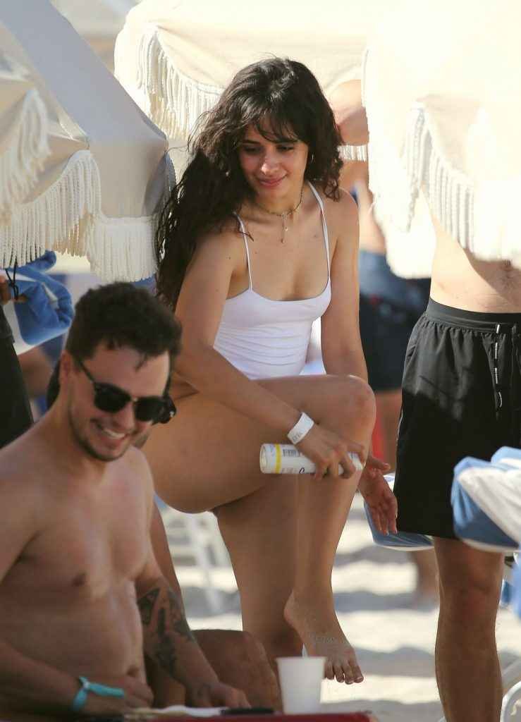 Camila Cabello dans un maillot de bain transparent à Miami