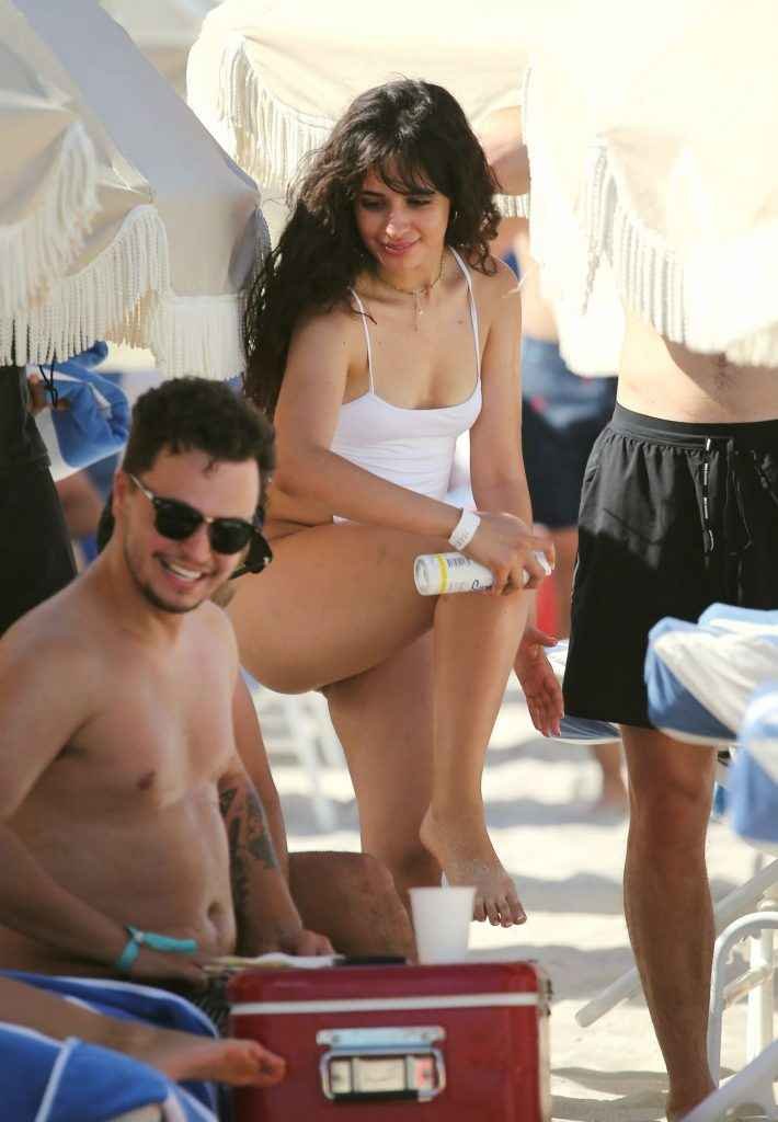 Camila Cabello dans un maillot de bain transparent à Miami