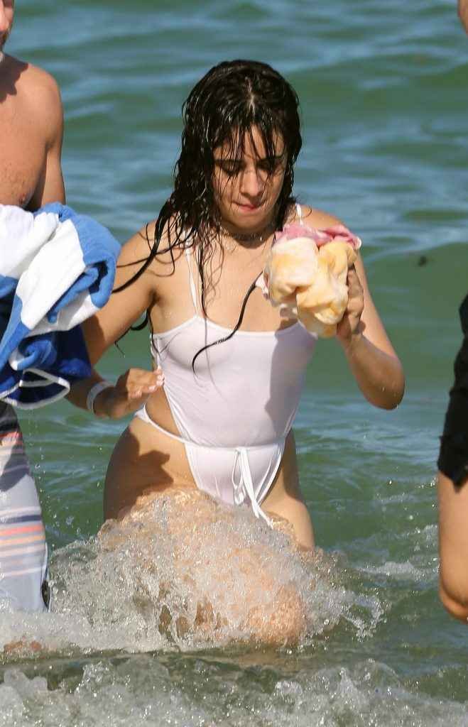 Camila Cabello dans un maillot de bain transparent à Miami