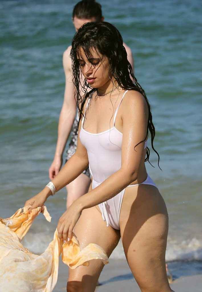 Camila Cabello dans un maillot de bain transparent à Miami