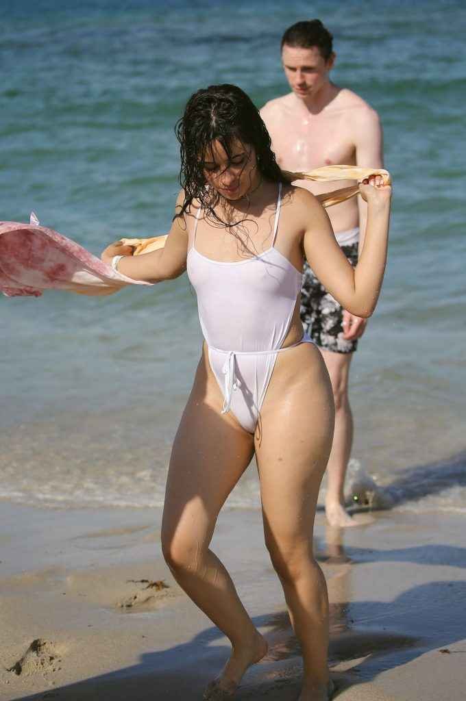 Camila Cabello dans un maillot de bain transparent à Miami