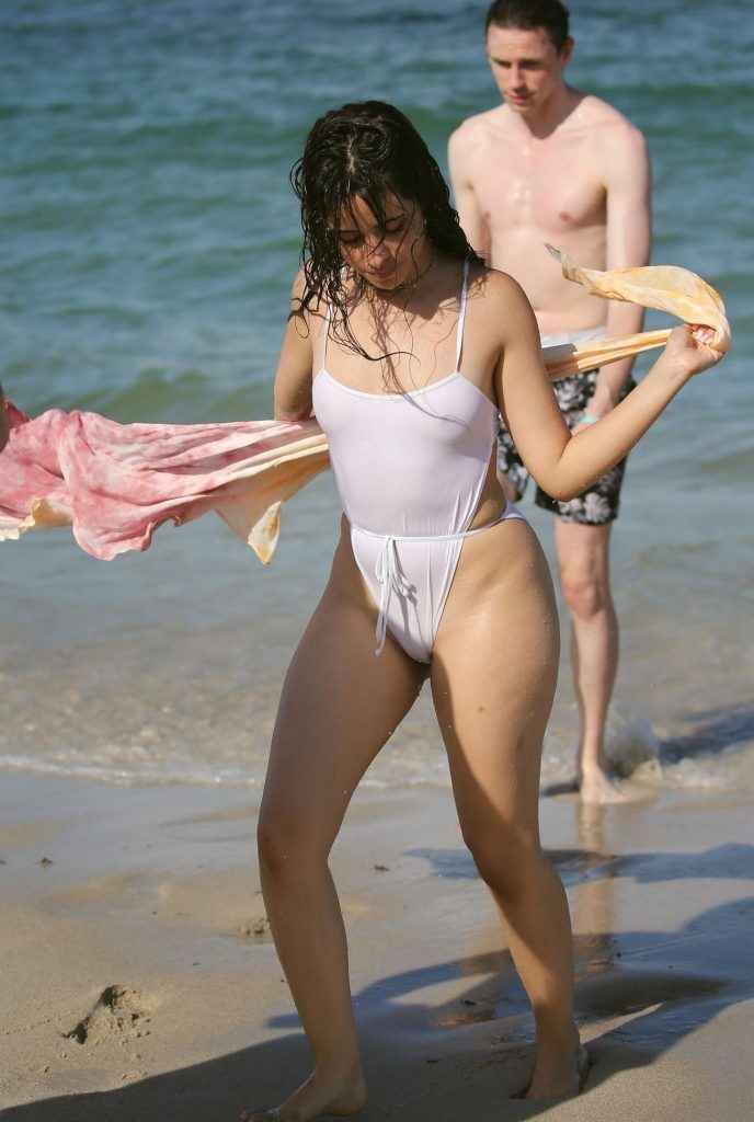 Camila Cabello dans un maillot de bain transparent à Miami