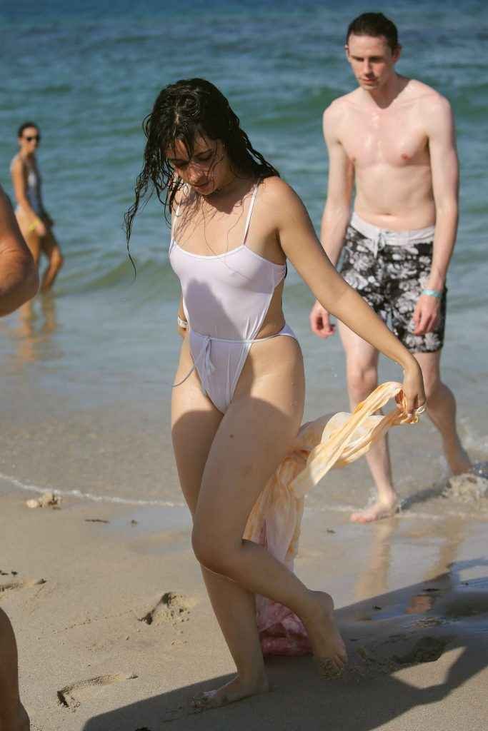 Camila Cabello dans un maillot de bain transparent à Miami