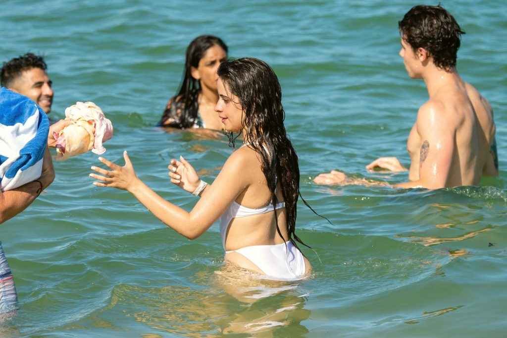 Camila Cabello dans un maillot de bain transparent à Miami