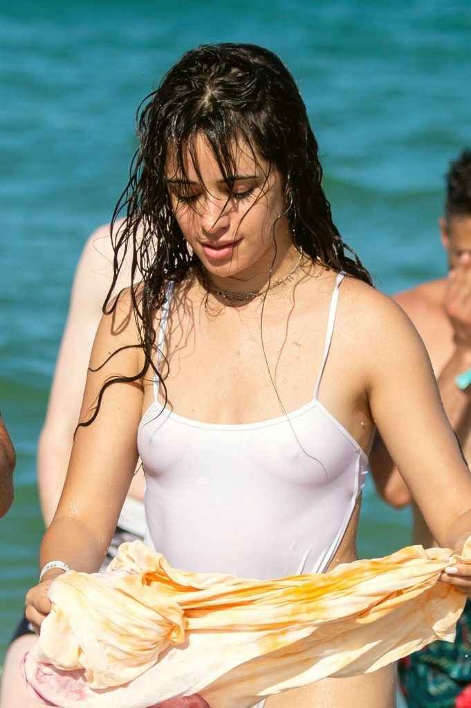 Camila Cabello dans un maillot de bain transparent à Miami