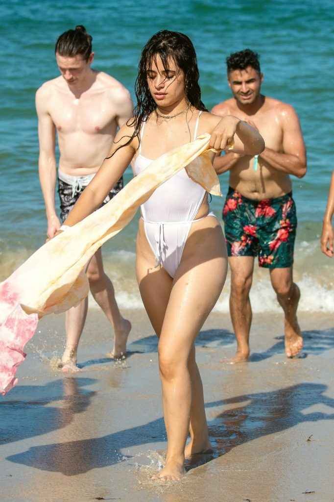 Camila Cabello dans un maillot de bain transparent à Miami