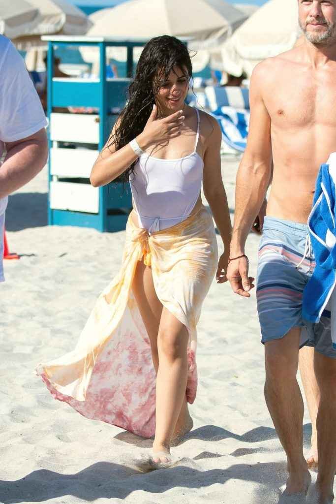 Camila Cabello dans un maillot de bain transparent à Miami