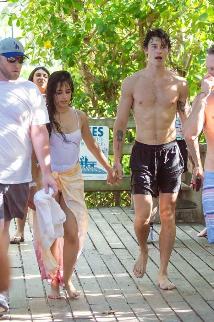 Camila Cabello dans un maillot de bain transparent à Miami