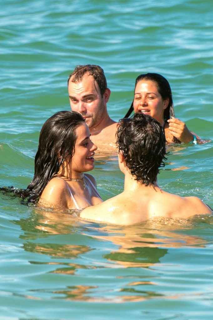 Camila Cabello dans un maillot de bain transparent à Miami