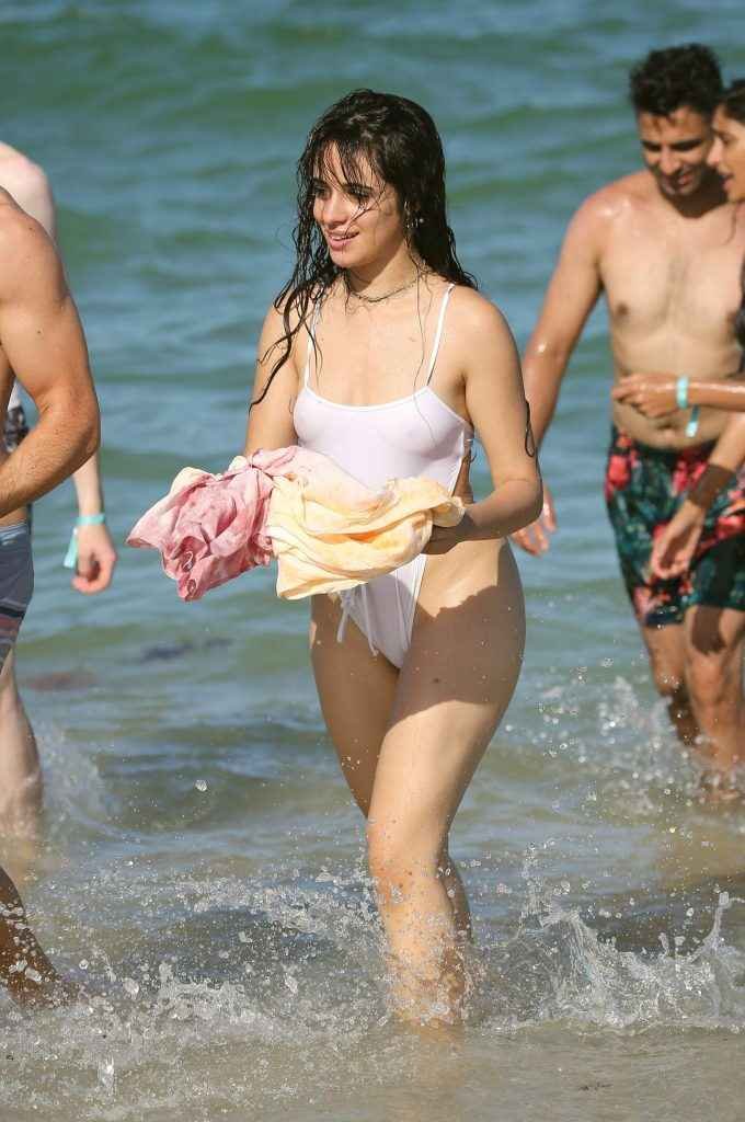 Camila Cabello dans un maillot de bain transparent à Miami