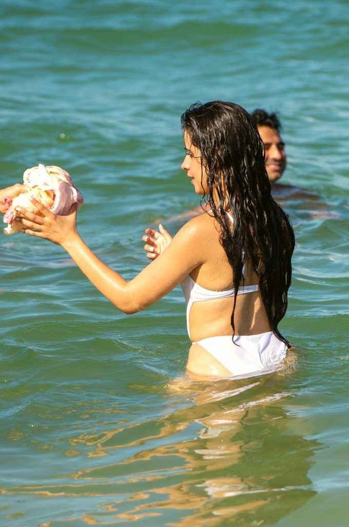 Camila Cabello dans un maillot de bain transparent à Miami