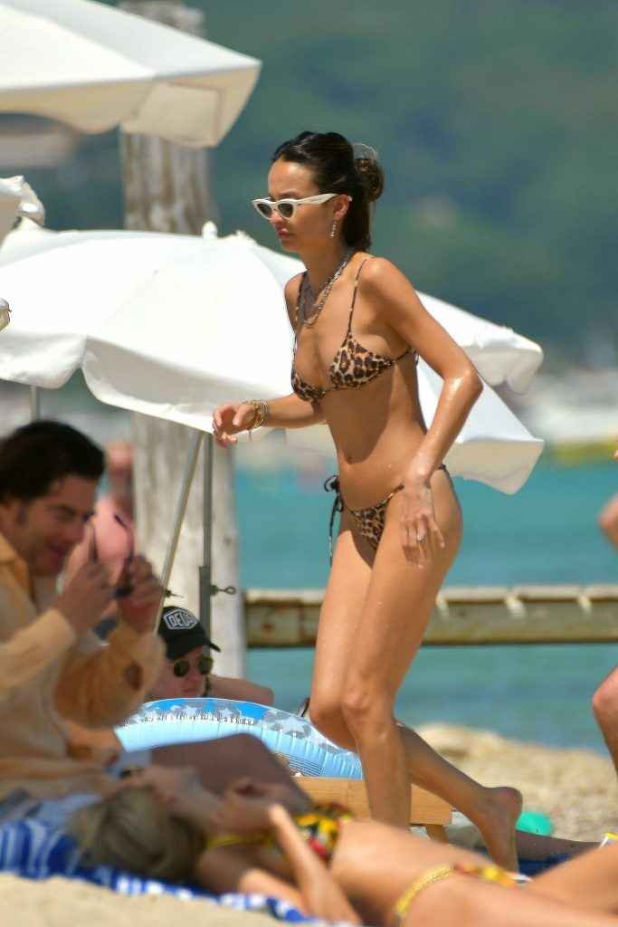 Chloe Bartoli en bikini à Saint-Tropez