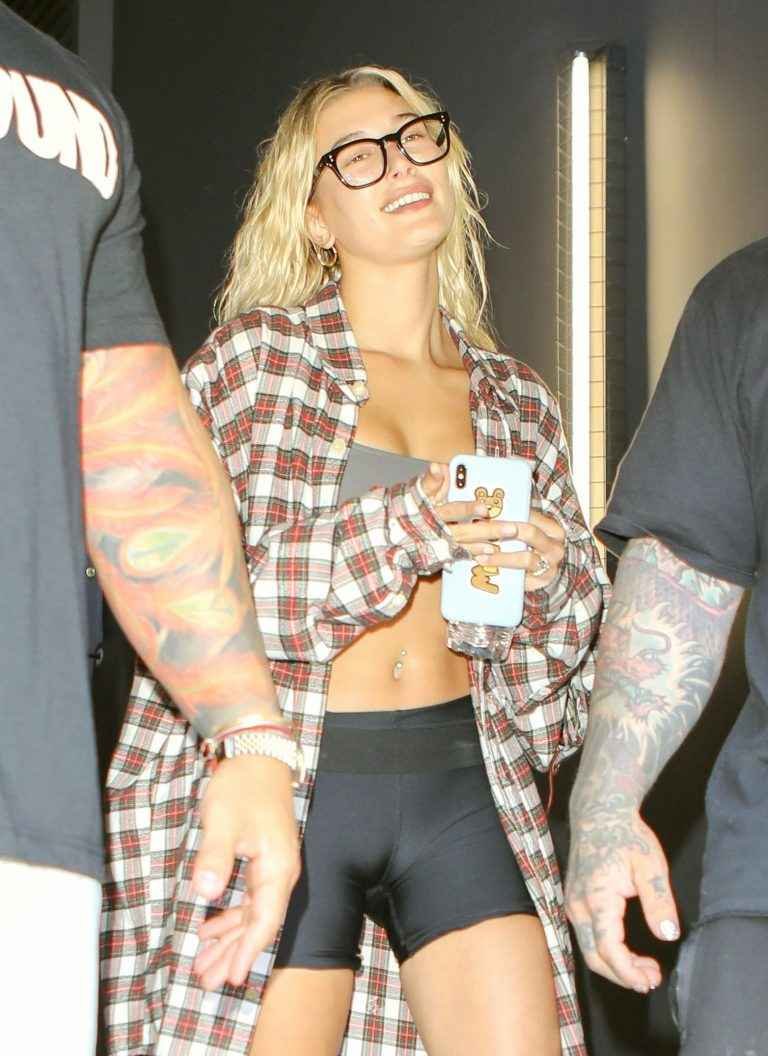 hailey Baldwin dans un short super moulant