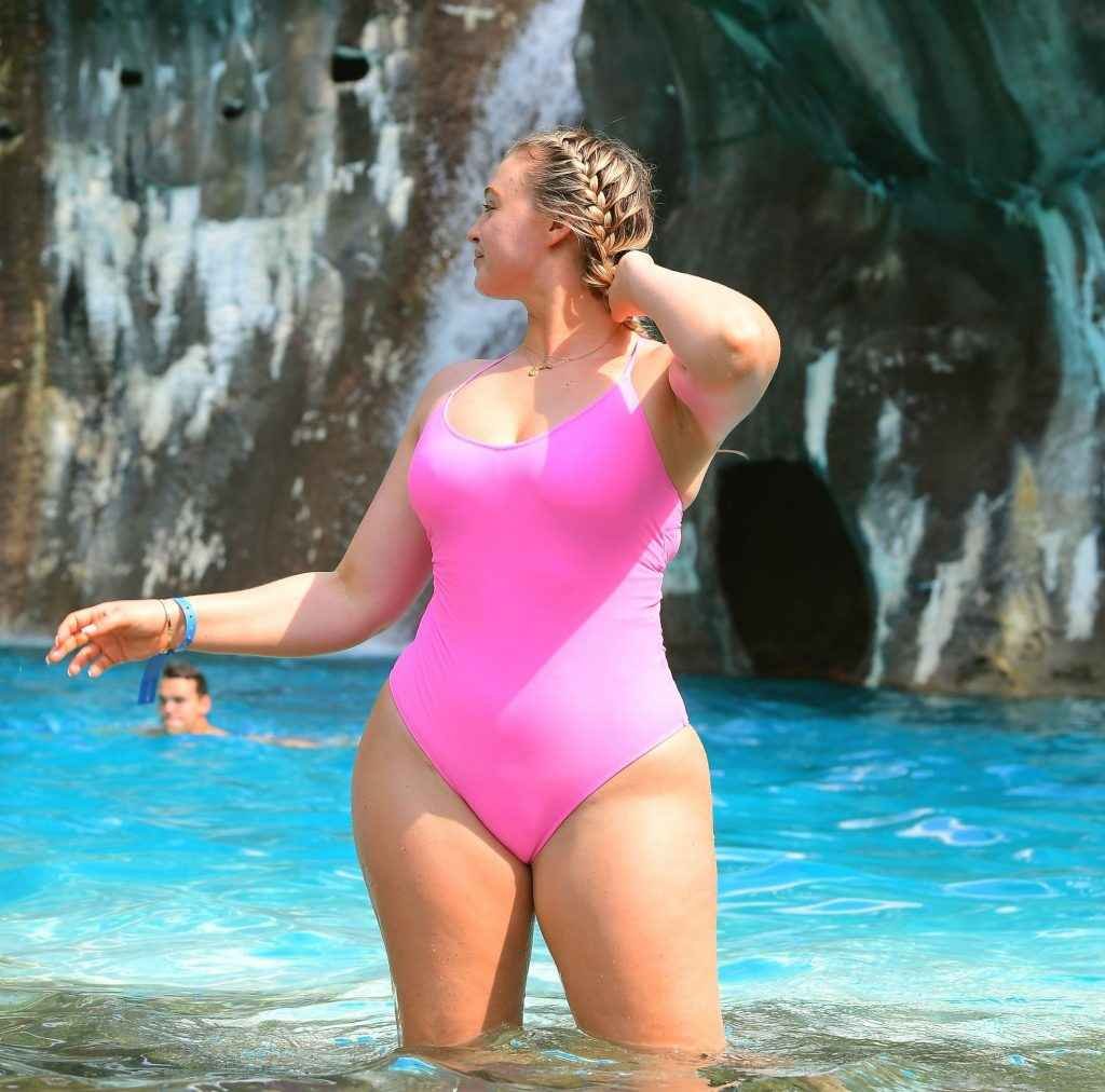 Iskra Lawrence en maillot de bain au Waterpark de New-York